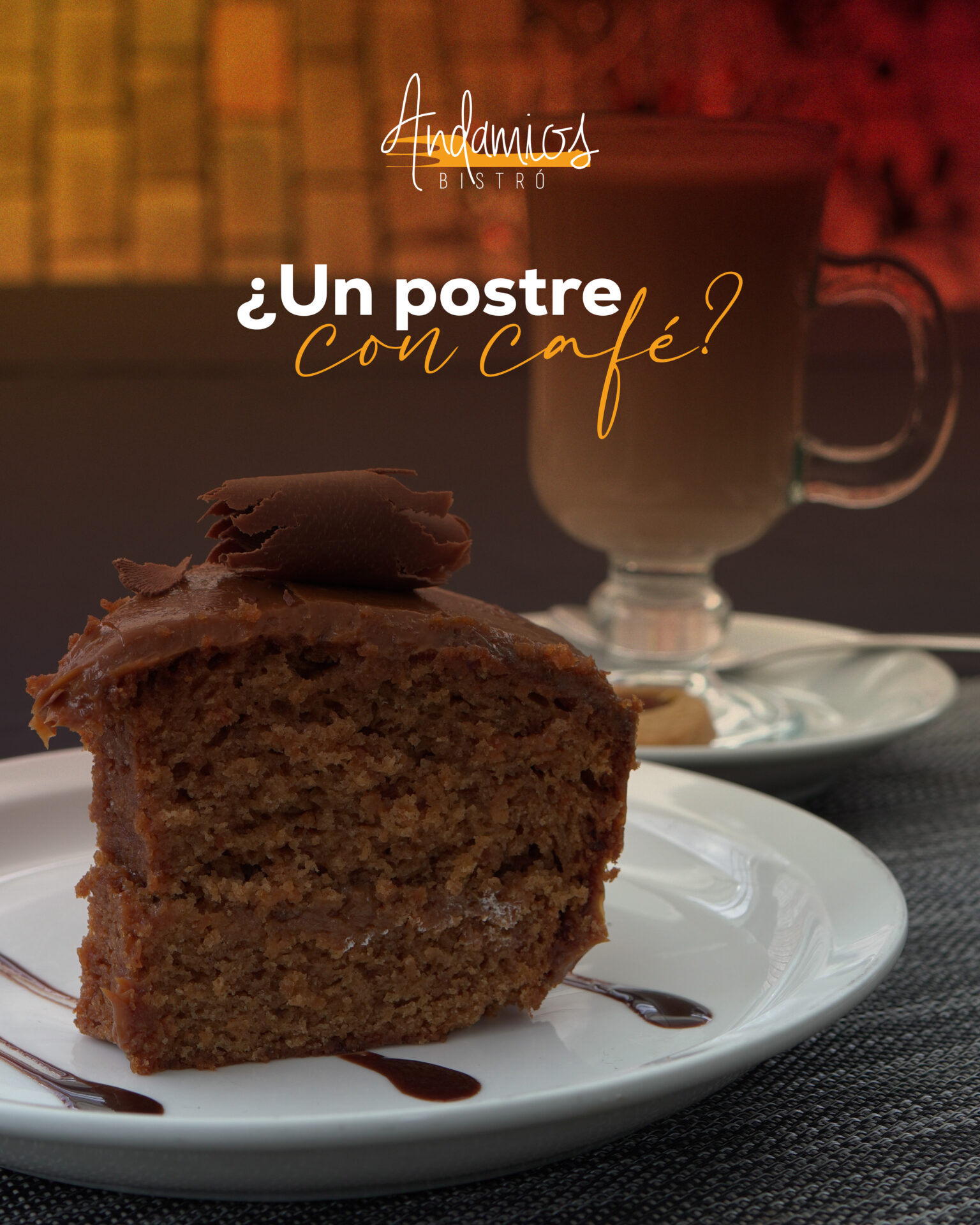 Un postre con café
